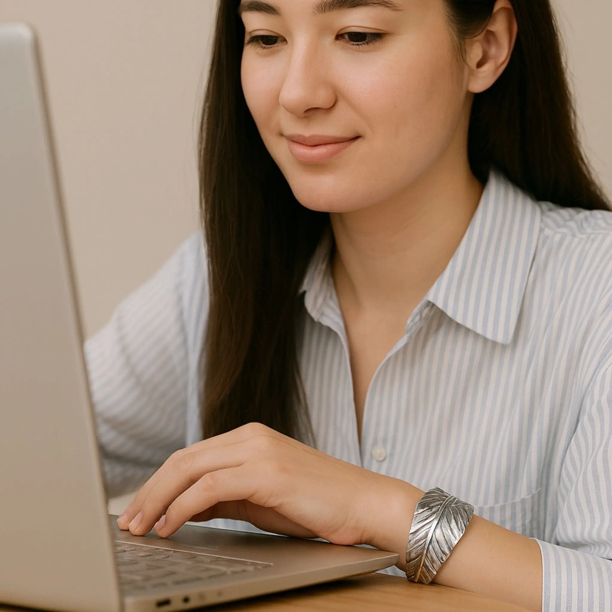 Vesta Feather Bangle N3VO